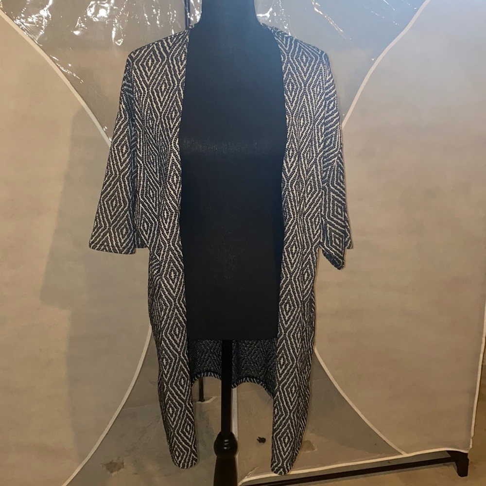 Black + white patterned short sleeve duster